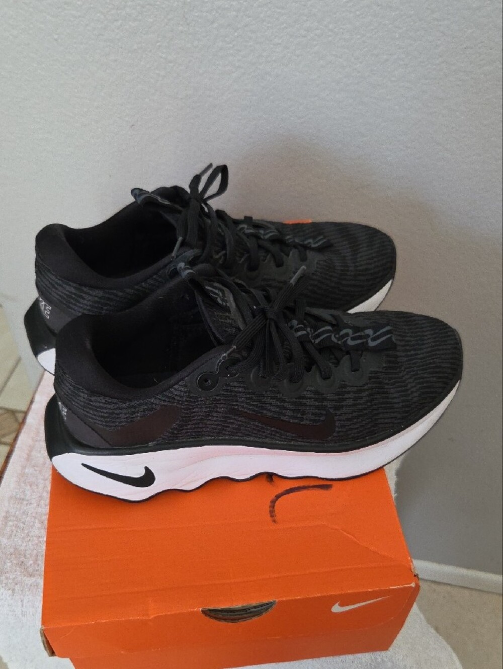 Nike Black and White Women’s Athletic Running Shoes - Picture 2 of 10